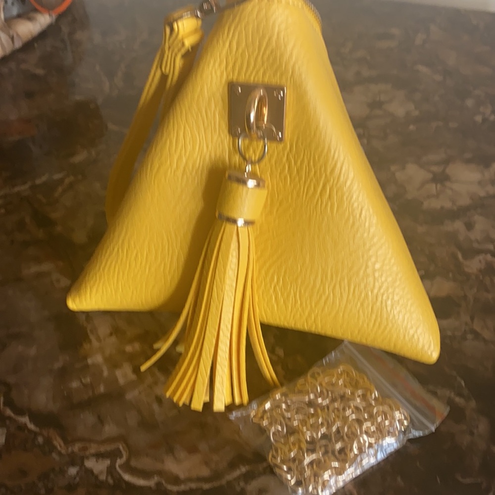 Yellow triangular wristlet - Picture 3 of 3